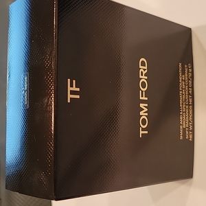 Tom Ford Illuminating Foundation Compact in linen color